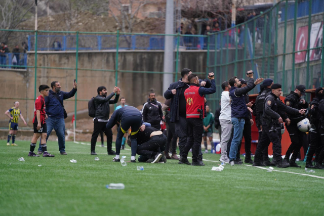 Fenerbahçe'ye çirkin saldırı! Polis kalkan oldu