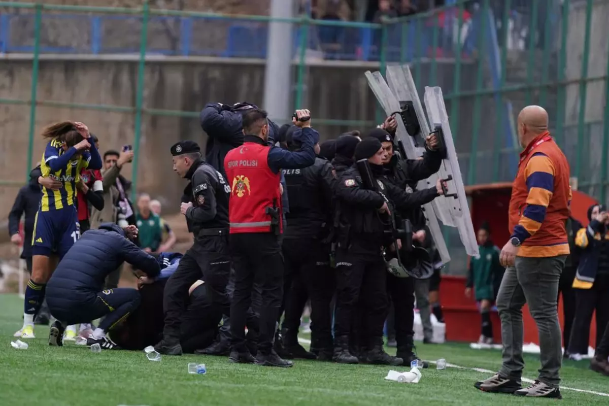 Fenerbahçe\'ye çirkin saldırı! Polis kalkan oldu