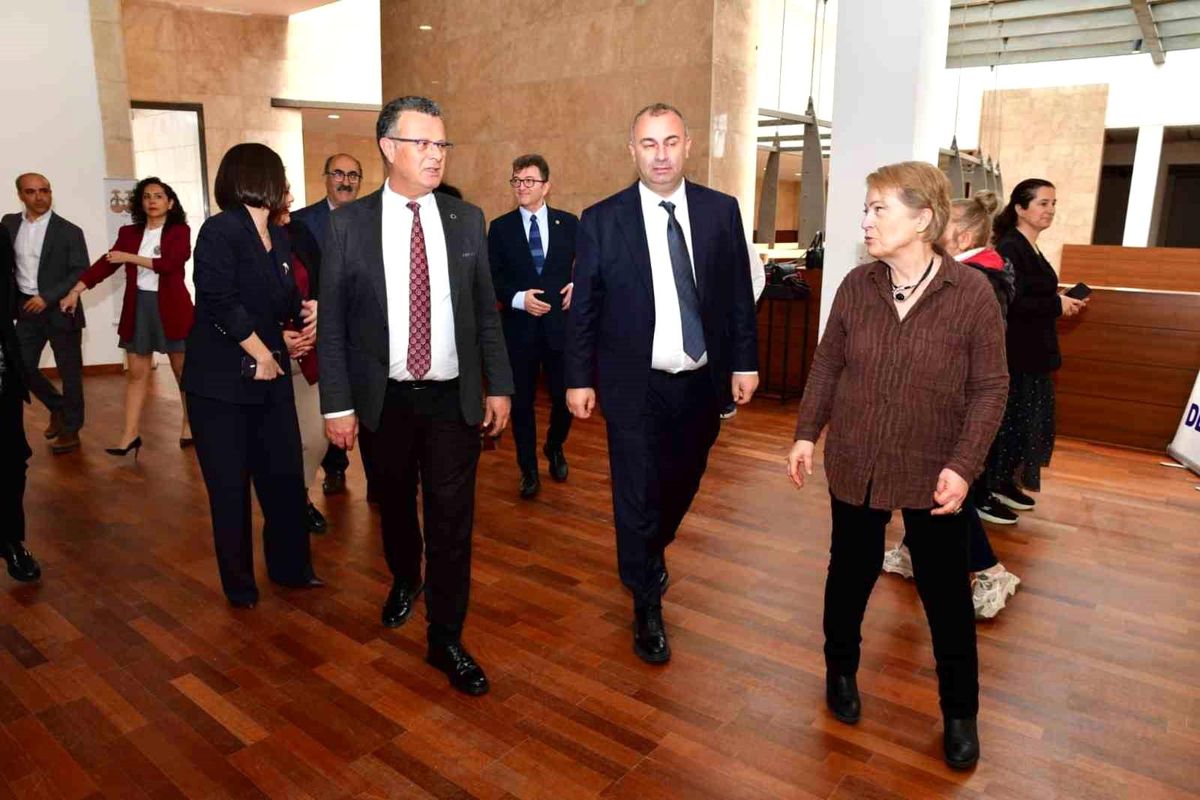 Hem ablasını hem umut sergisini yalnız bırakmadı