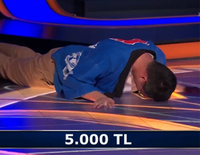 Japon yarışmacı yere kapandı, Oktay Kaynarca ne yapacağını şaşırdı