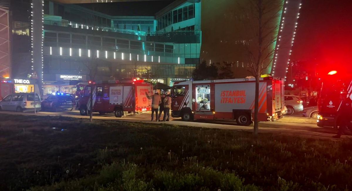 Kağıthane\'de Alışveriş Merkezinde Yangın