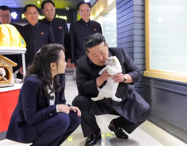 Kim'i hiç böyle görmediniz! Kızıyla bakın nerede görüntülendi