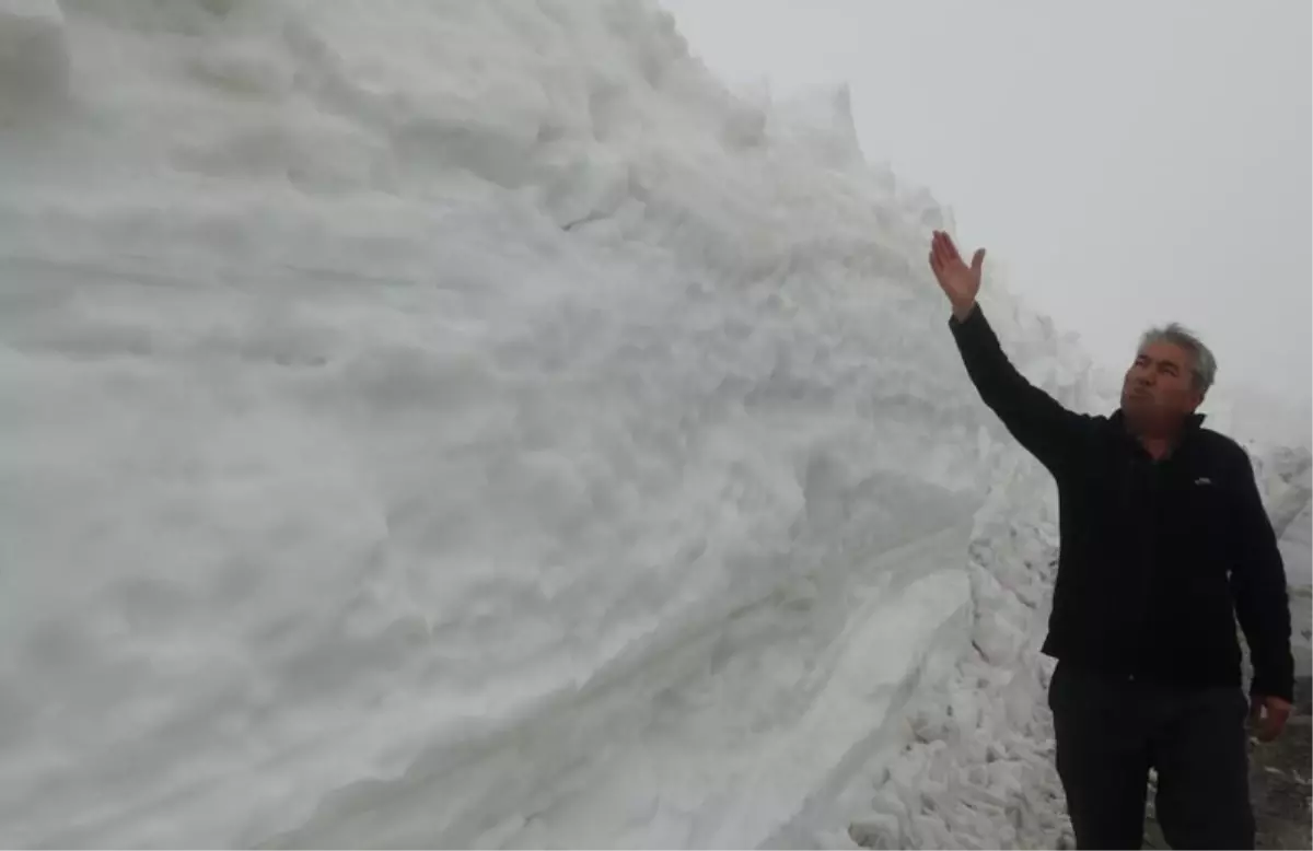 Burası ne Van ne de Hakkari! Yaz şehrinde kar 2 metreyi aştı