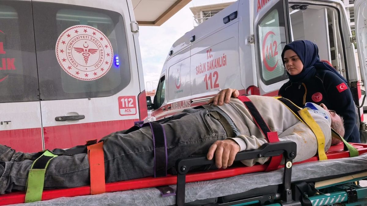 İnegöl\'de Çatı Çöktü, Usta Yaralandı