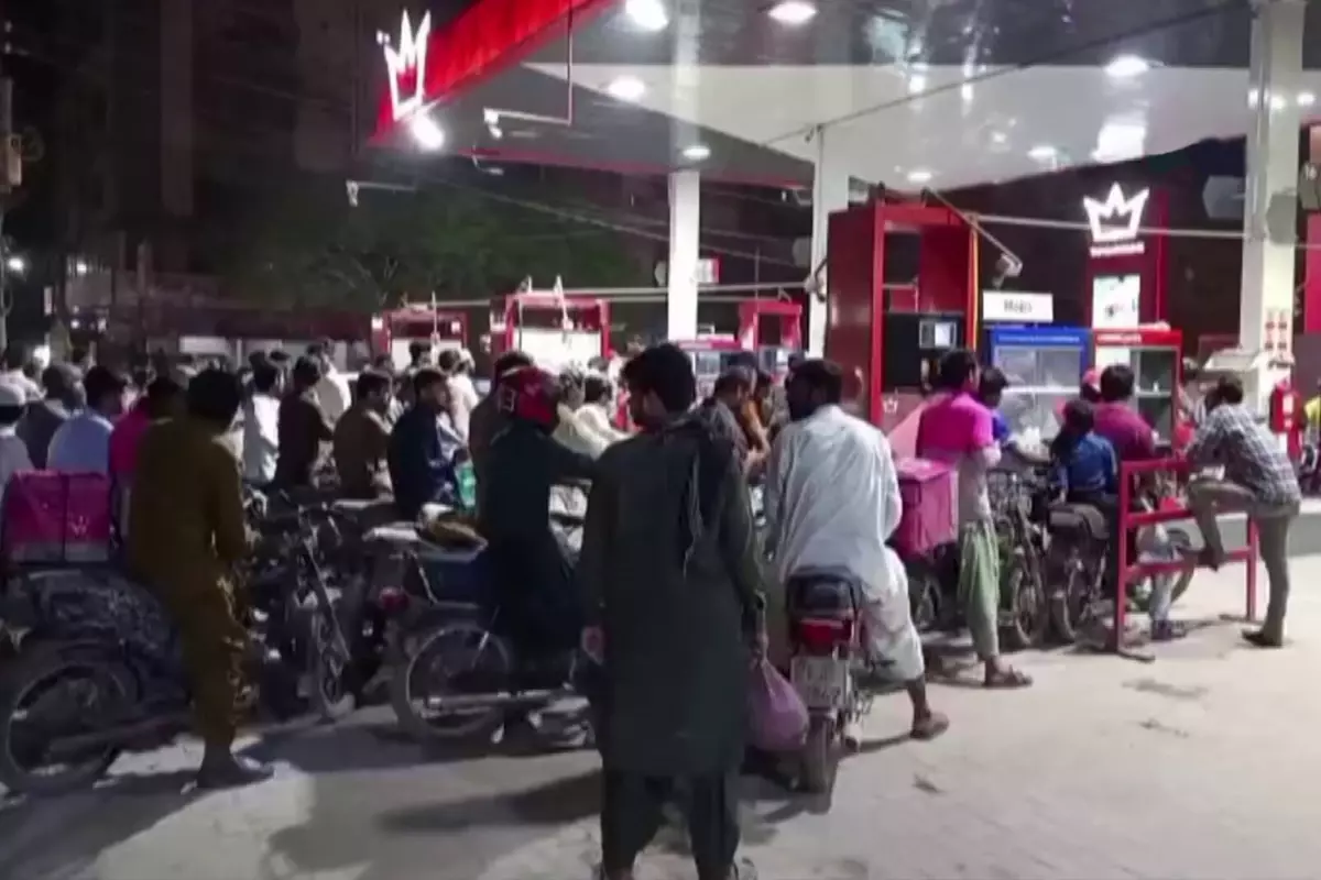 Savaş Pakistan\'ı vurdu, haberi alan akaryakıt istasyonlarına koştu