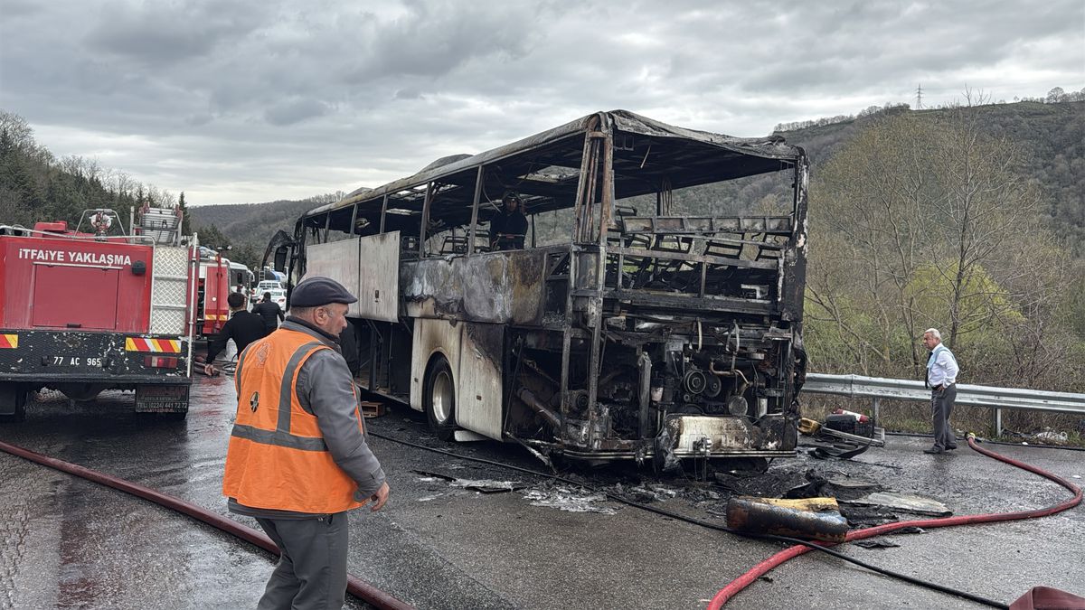 Yalova\'da Yolcu Otobüsü Alev Aldı