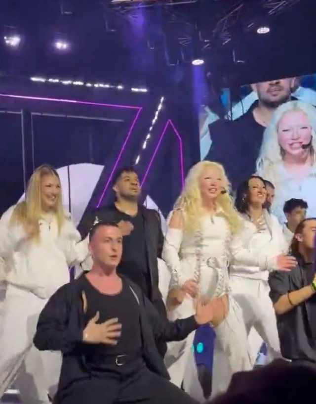 SAYGI1: MUSTAFA SANDAL GECESİ! GÖZYAŞLARINI TUTAMADI