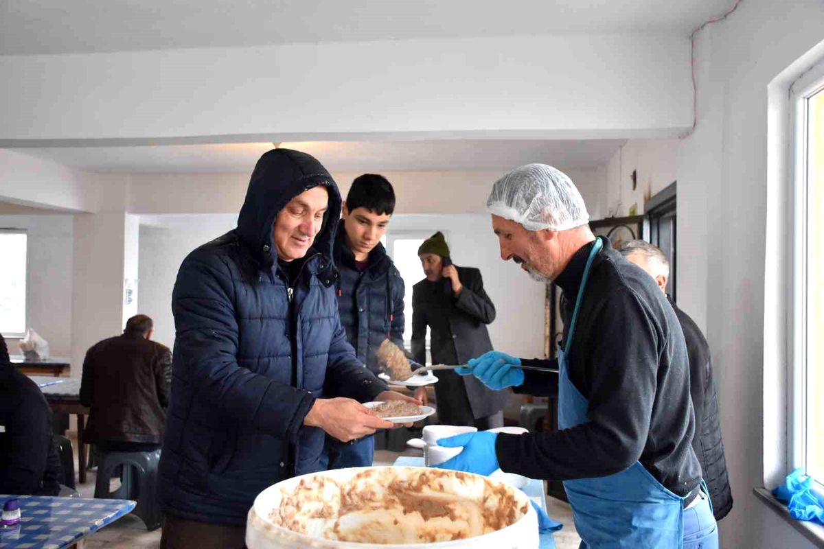 Hendek\'te Geleneksel Bayramlaşma ve Keşkek İkramı