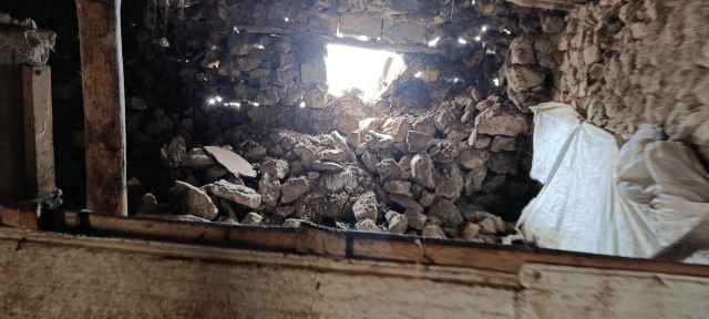 5.2'lik deprem anı kamerada! Bir kişi panikle balkondan atladı