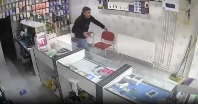 5.2'lik deprem anı kamerada! Bir kişi panikle balkondan atladı