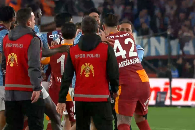 Abdülkerim Bardakcı, Trabzonspor maçının sonunda kırmızı kart gördü