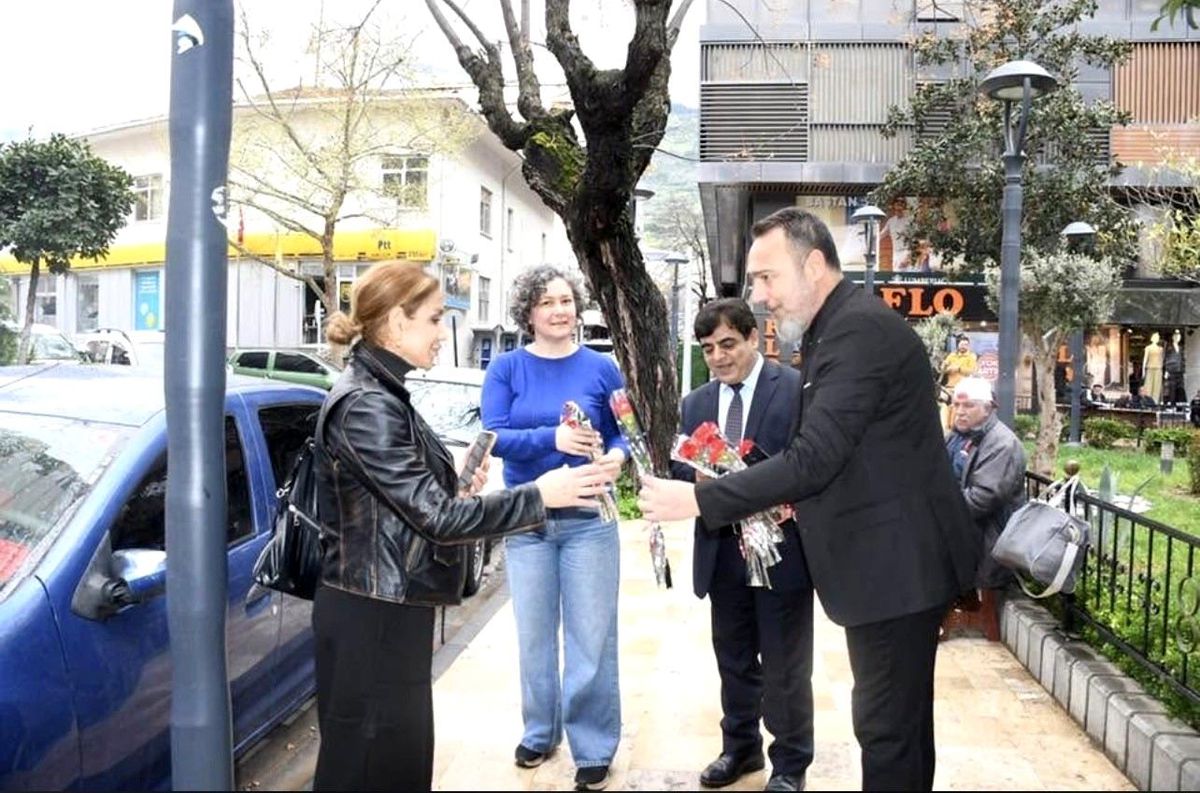 Dünya Ağrılılar Günü\'nde Karannfil Dağıtımı