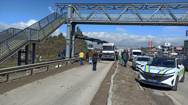 Ankara'da katliam gibi kaza! Otobüs üst geçide çarptı