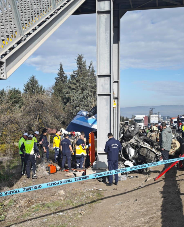Ankara'da katliam gibi kaza! Otobüs üst geçide çarptı