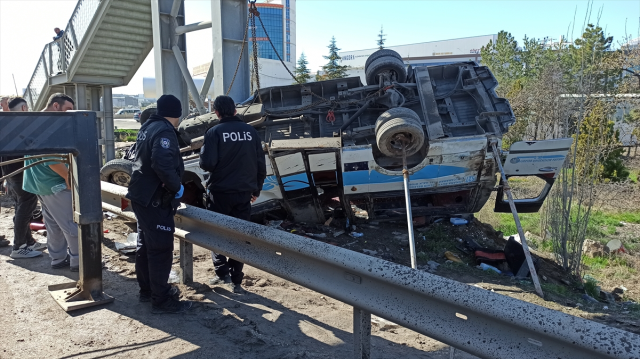 Ankara'da katliam gibi kaza! Otobüs üst geçide çarptı