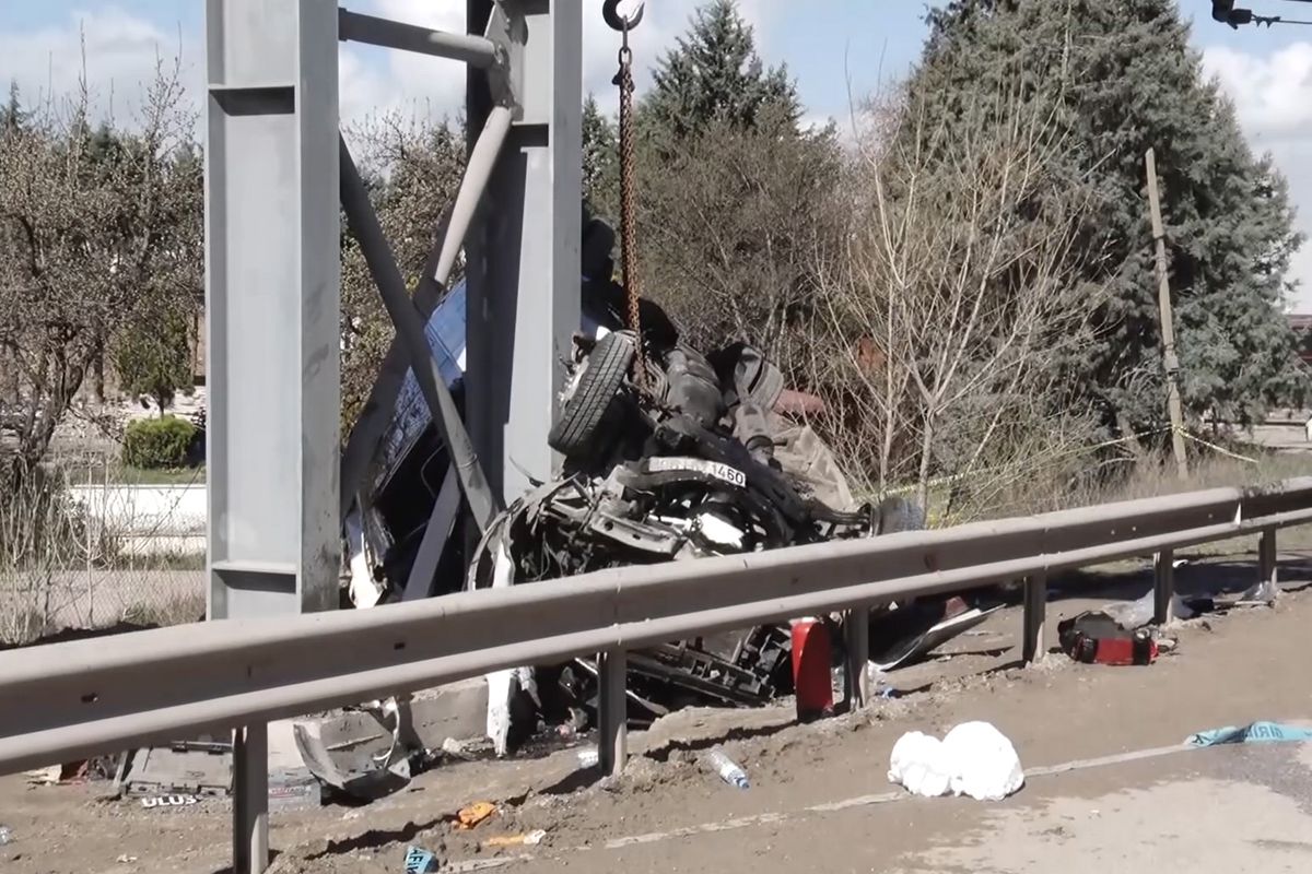 Ankara\'da katliam gibi kaza! Otobüs üst geçide çarptı