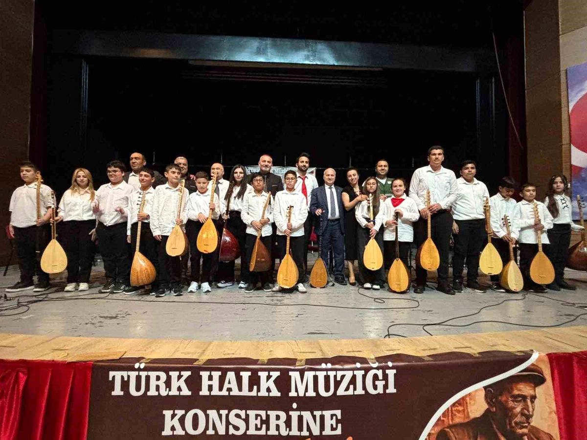 Ceyhan\'da Bağlama Kursu Mezunları Konser Verdi