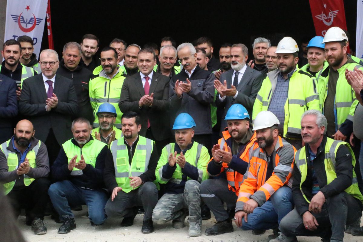 Bakan Uraloğlu: 2053 yılında trenle 48 saatte tüm Türkiye\'yi gezeceğiz