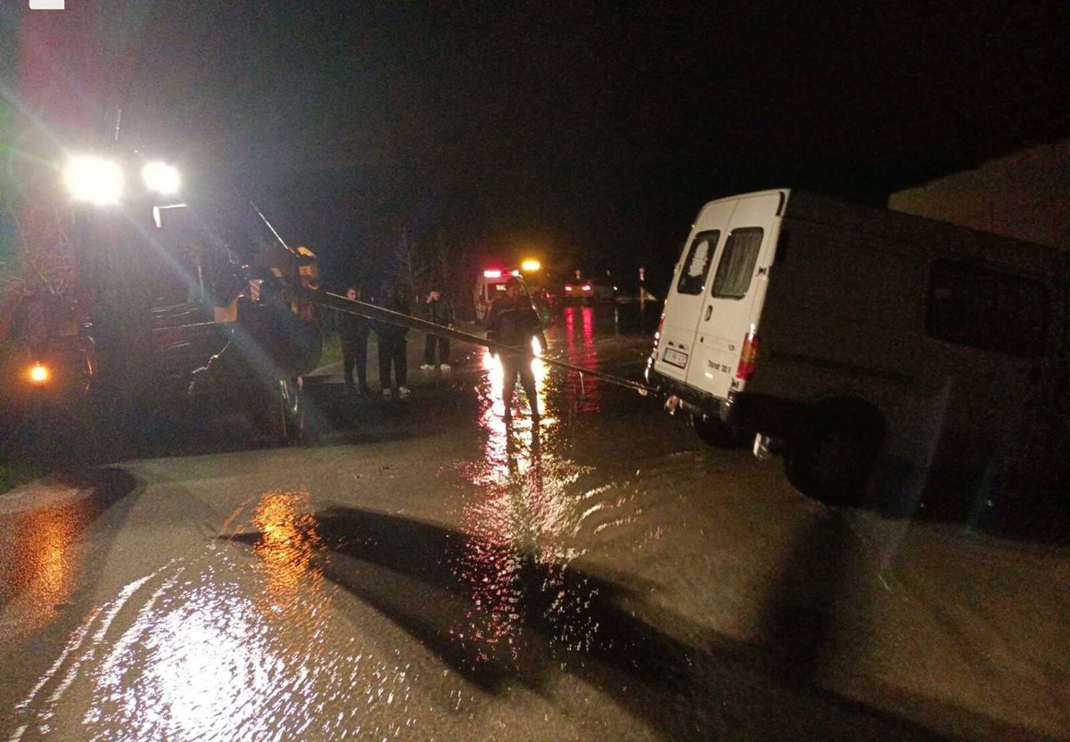 Ayvacık\'ta Sağanak Yağış Ulaşımı Olumsuz Etkiledi