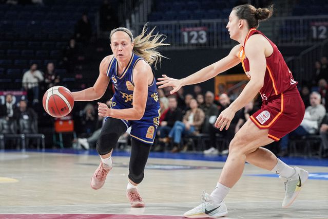 Galatasaray’ı üst üste üçüncü kez deviren Fenerbahçe Opet namağlup şampiyon