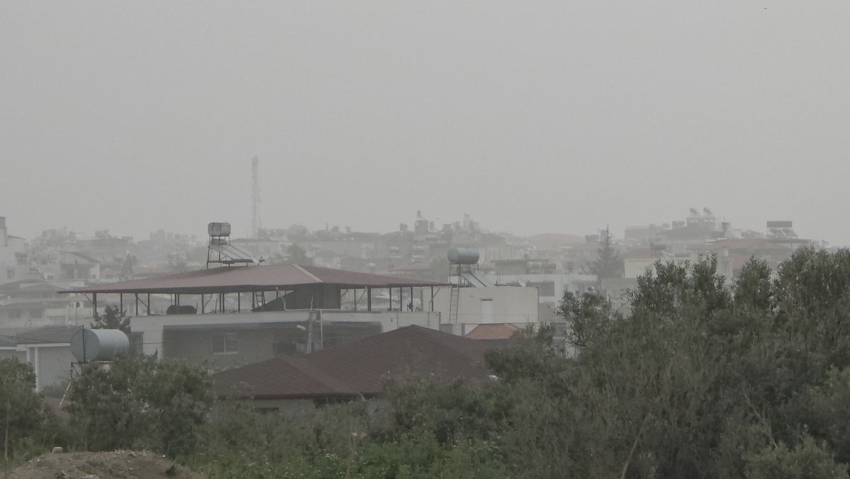 Hatay\'da Toz Fırtınası Hayatı Olumsuz Etkiliyor