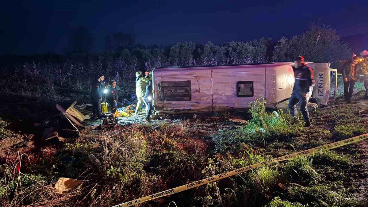 İznik\'de feci kaza; 12 yaralı 1 ölü