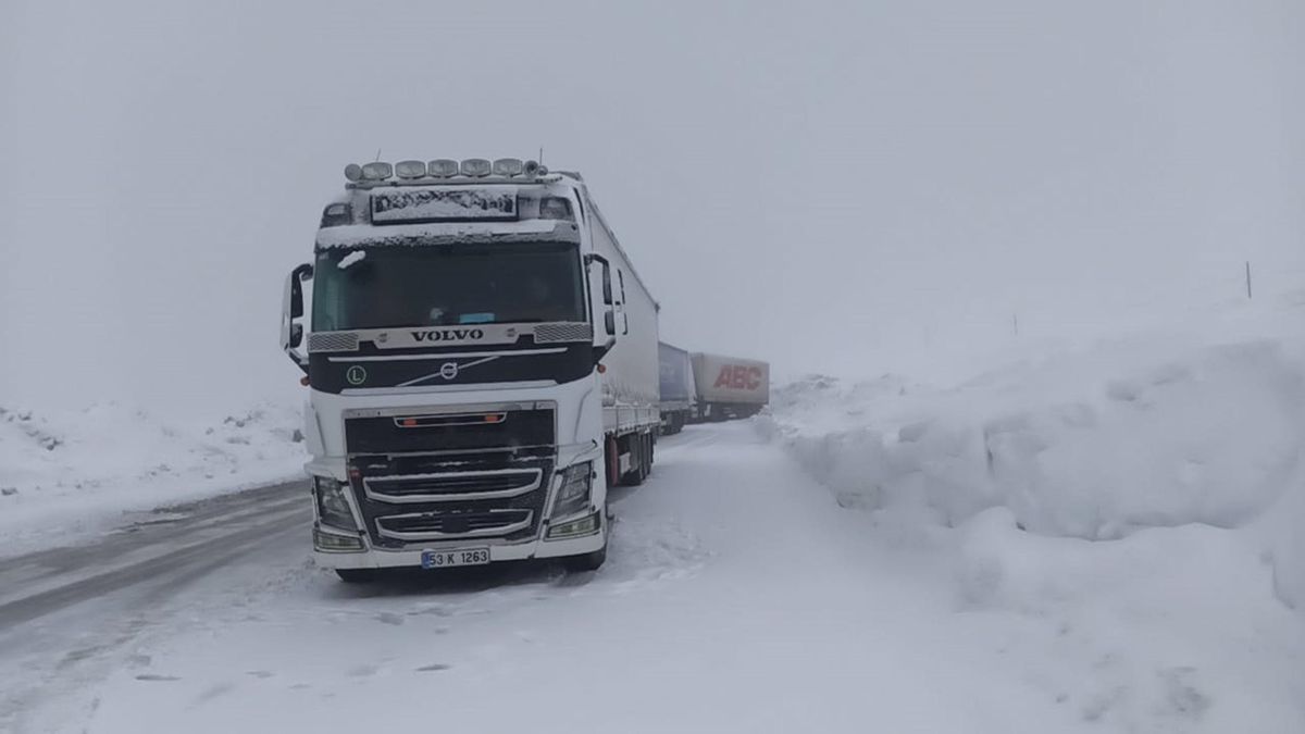 Görüntü bugün çekildi! Tipi bastırdı, araçlar yolda kaldı