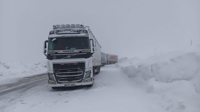 Görüntü bugün çekildi! Tipi bastırdı, araçlar yolda kaldı