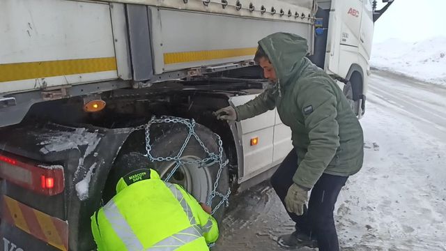 Görüntü bugün çekildi! Tipi bastırdı, araçlar yolda kaldı