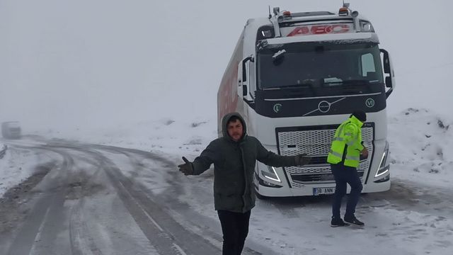 Görüntü bugün çekildi! Tipi bastırdı, araçlar yolda kaldı