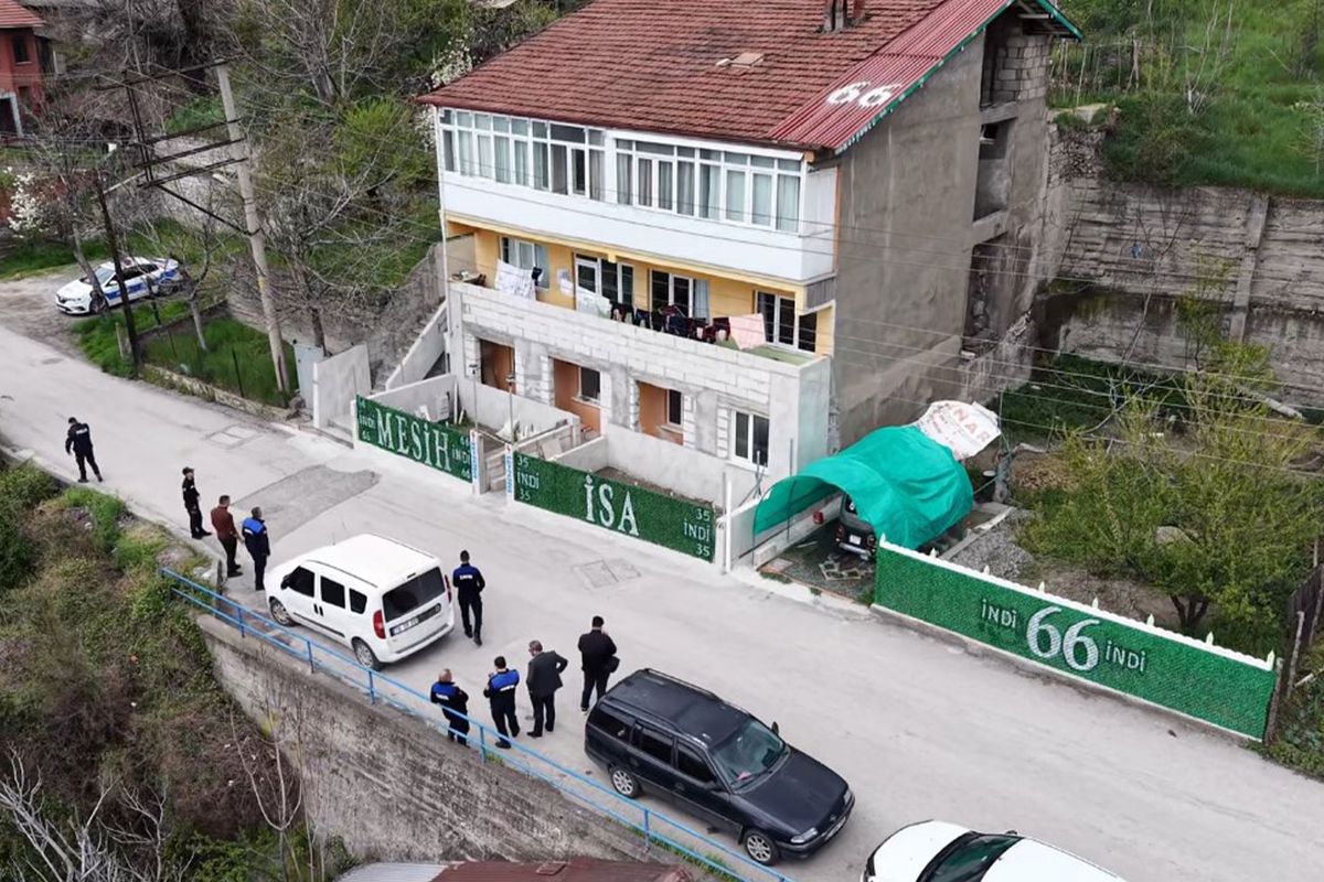 Kendisini \'Mesih\' ilan etti, evine yazdığı yazılar ekipleri harekete geçirdi