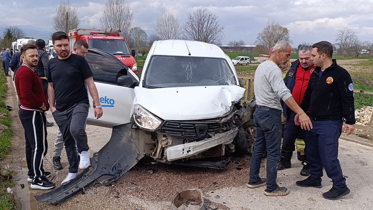 İnegöl\'de Köprüde Kaza: 4 Yaralı