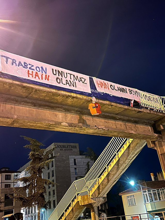 Sözün bittiği yer! Trabzon'da Uğurcan Çakır'a olay pankart