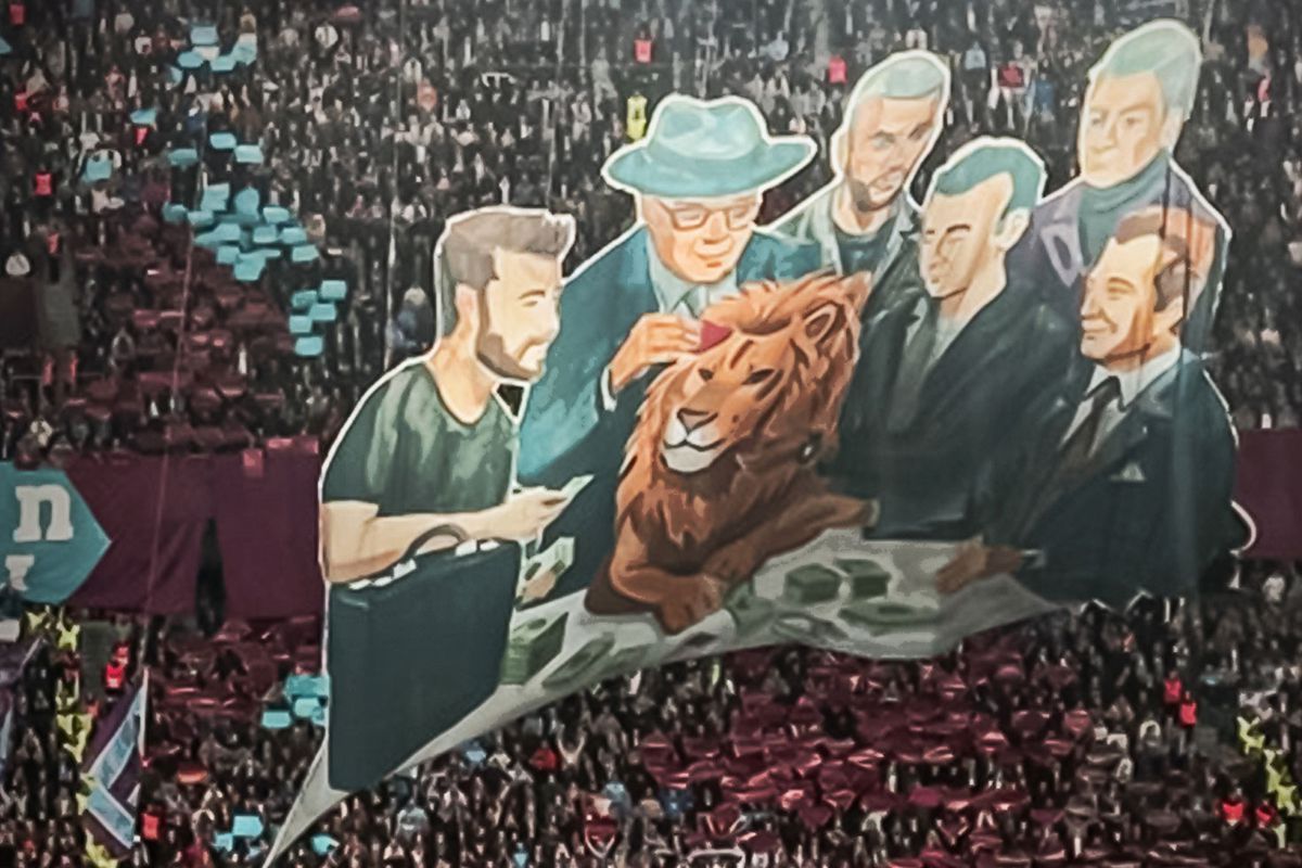 Trabzonspor taraftarlarından koreografi: Paraya karşı, emeğin savaşı