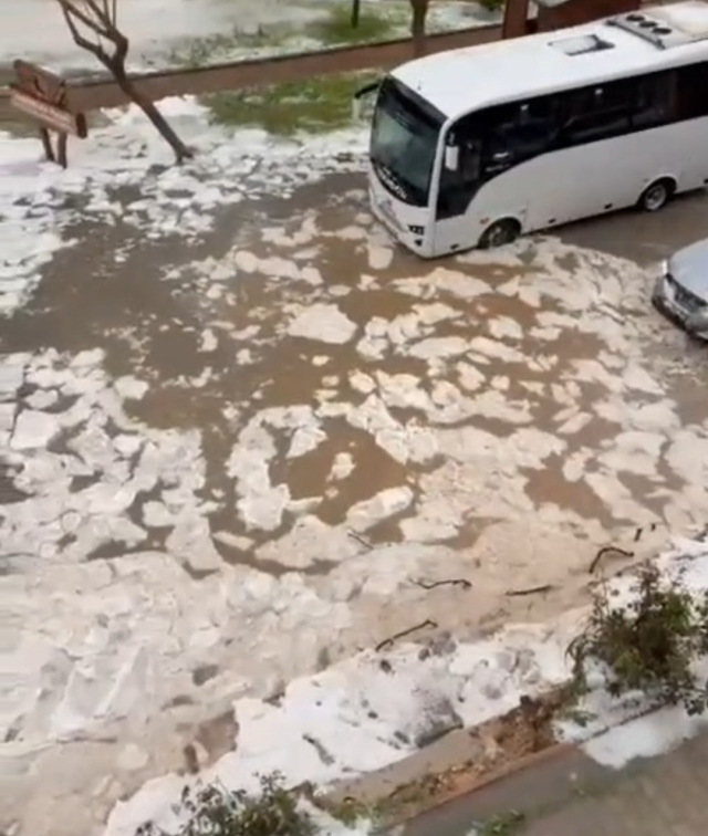 Adana'da sağanak ve dolu yağışı; cadde ve sokaklar beyaza büründü