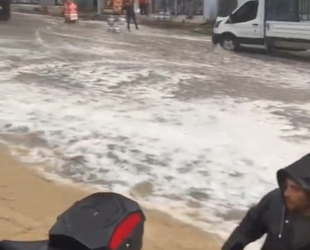 Adana'da sağanak ve dolu yağışı; cadde ve sokaklar beyaza büründü