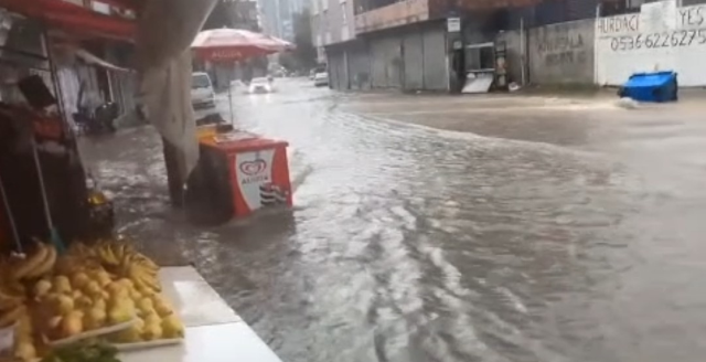 Adana'da sağanak ve dolu yağışı; cadde ve sokaklar beyaza büründü