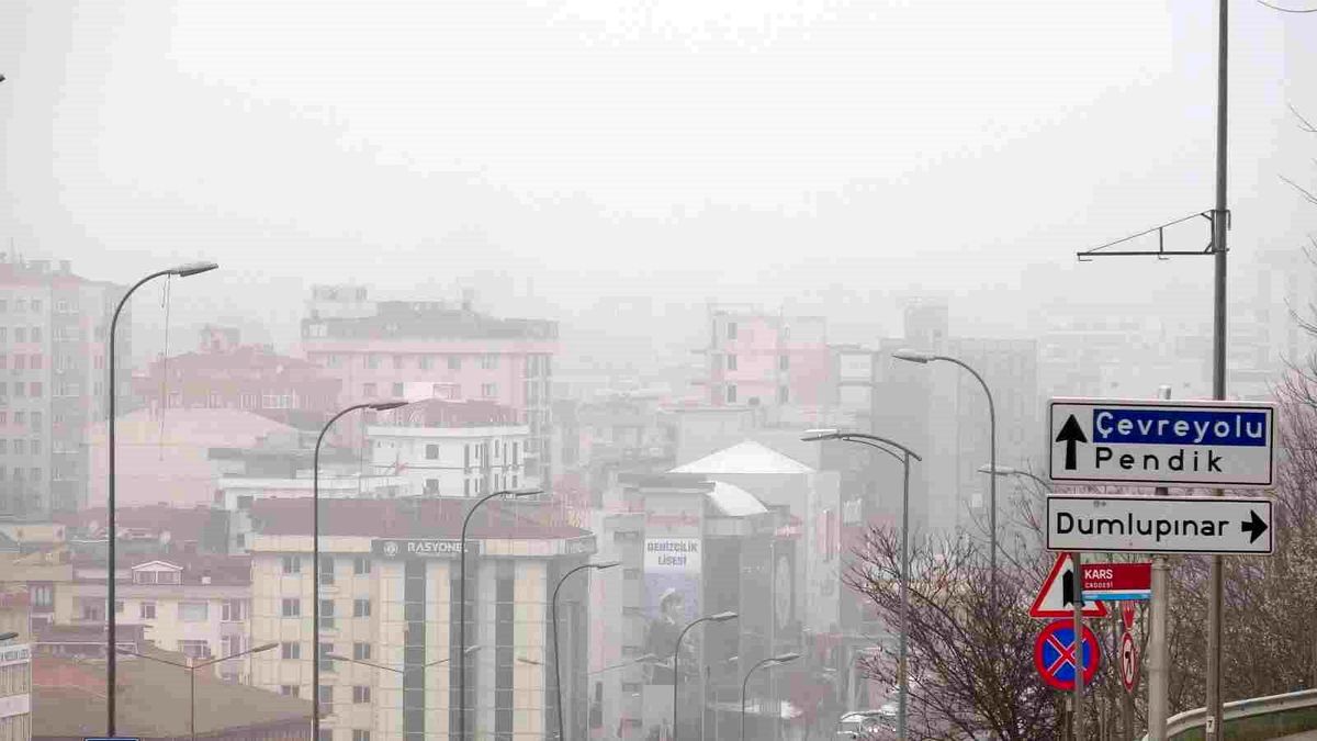 İstanbul\'da Yoğun Sis Ulaşımı Olumsuz Etkiledi