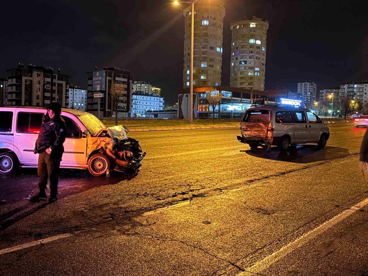 Kayseri\'de Minibüse Çarpan Araçta 6 Yaralı