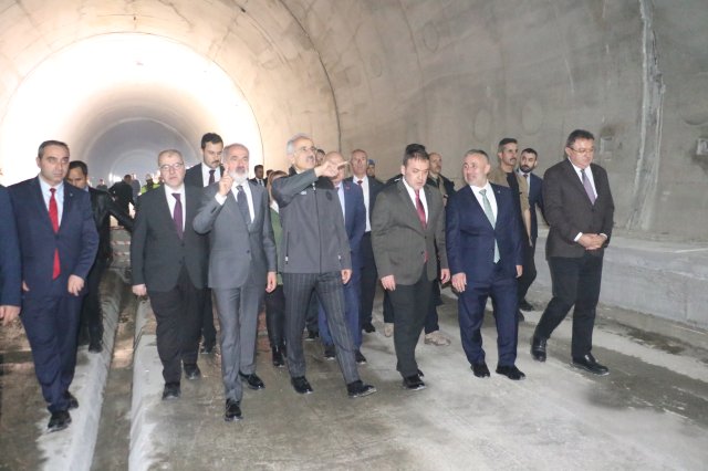 Bakan Uraloğlu: 2053 yılında trenle 48 saatte tüm <a class='keyword-sd' href='/turkiye/' title='Türkiye'>Türkiye</a>'yi gezeceğiz