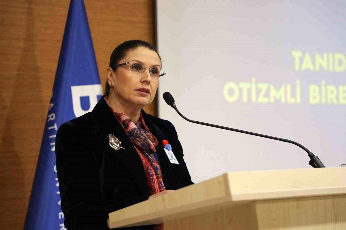 BARÜ\'de otizmde tanıdan yetişkinliğe uzanan süreç uzmanlar tarafından anlatıldı