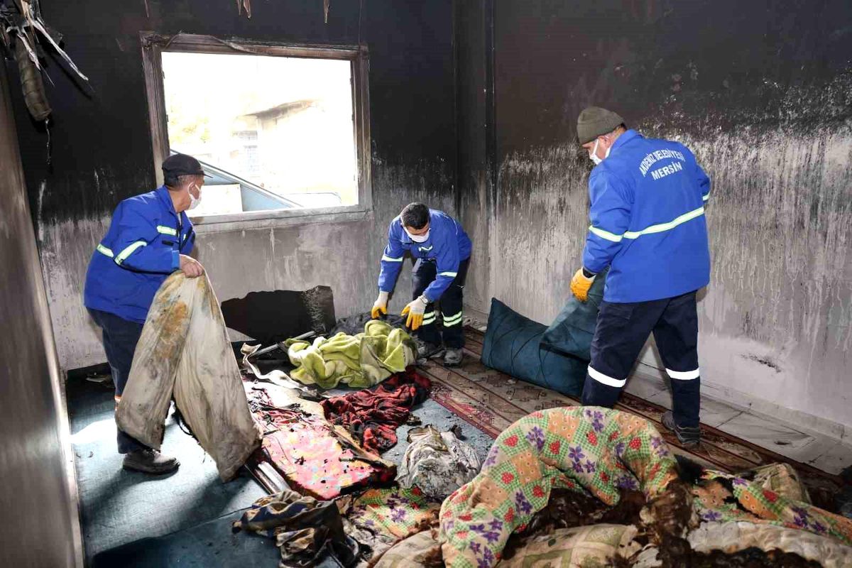 Belediye ekipleri yangının izlerini sildi, değerli eşyaları teslim etti