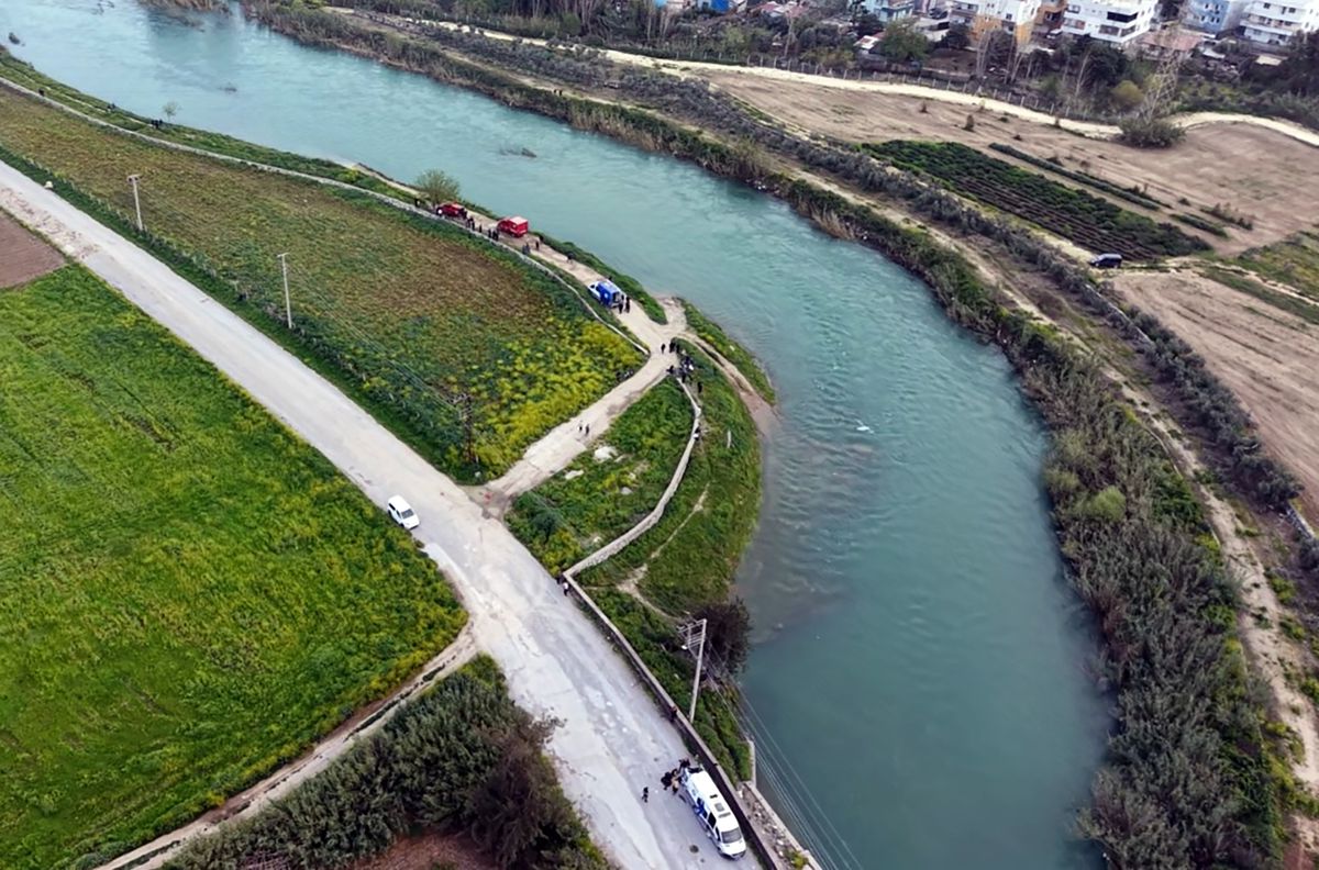 Baba, Oğlunun Arama Çalışmalarını İzliyor