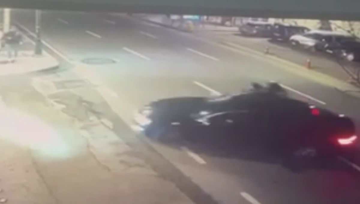 Beşiktaş\'ta motosikletle otomobile çarparak takla atan 2 kişi öldü; kaza anı kamerada