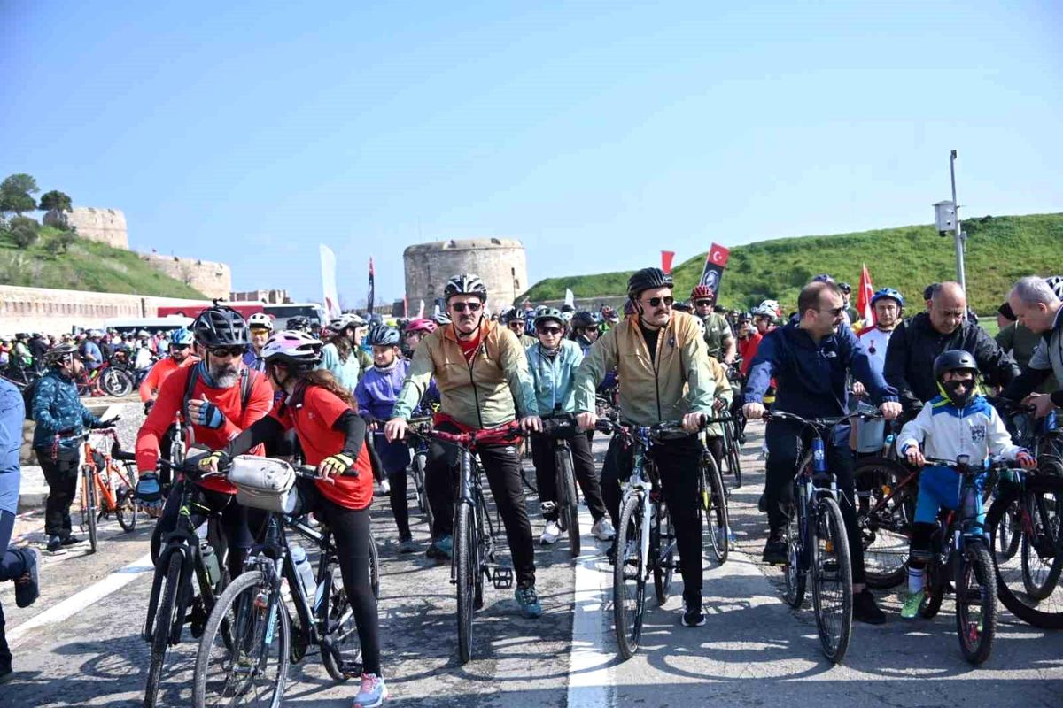 Çanakkale\'de bin 50 bisikletli şehitlere saygı için pedal çevirdi