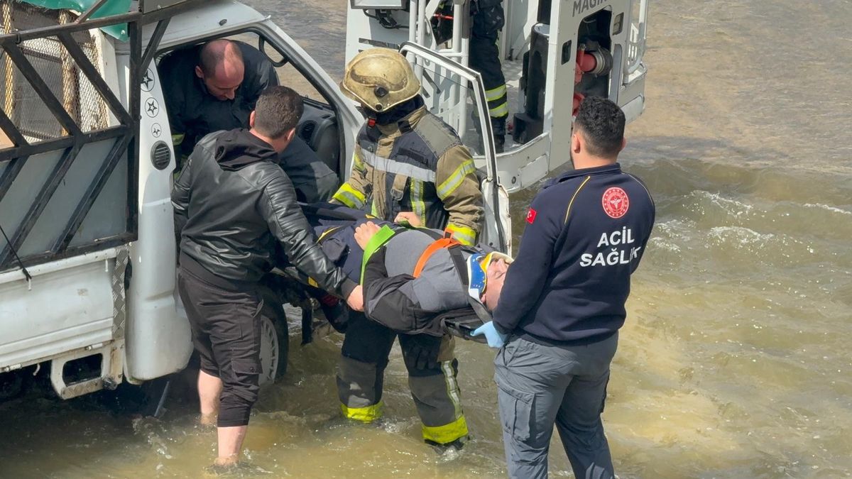 İzmit’te Kamyonet Dereye Düştü
