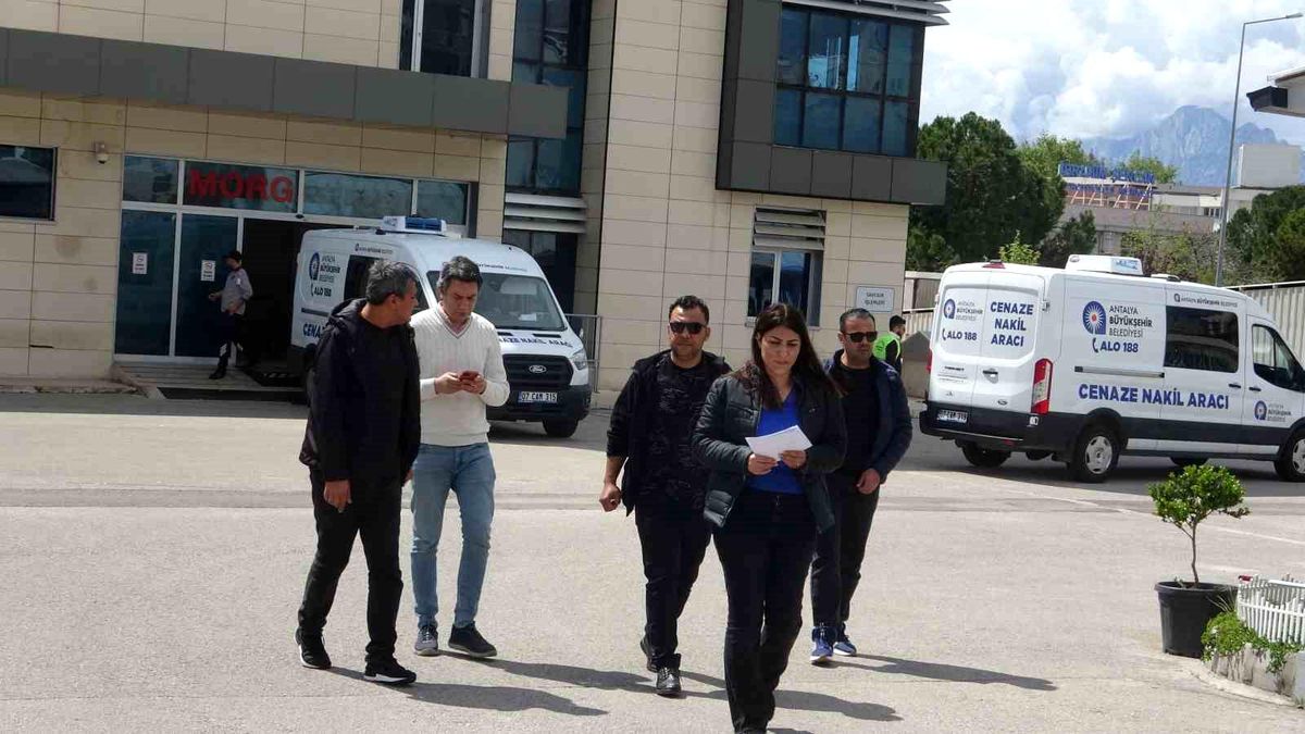 Antalya\'da Çöp Kamyonu Faciası: 79 Yaşındaki Adam Hayatını Kaybetti