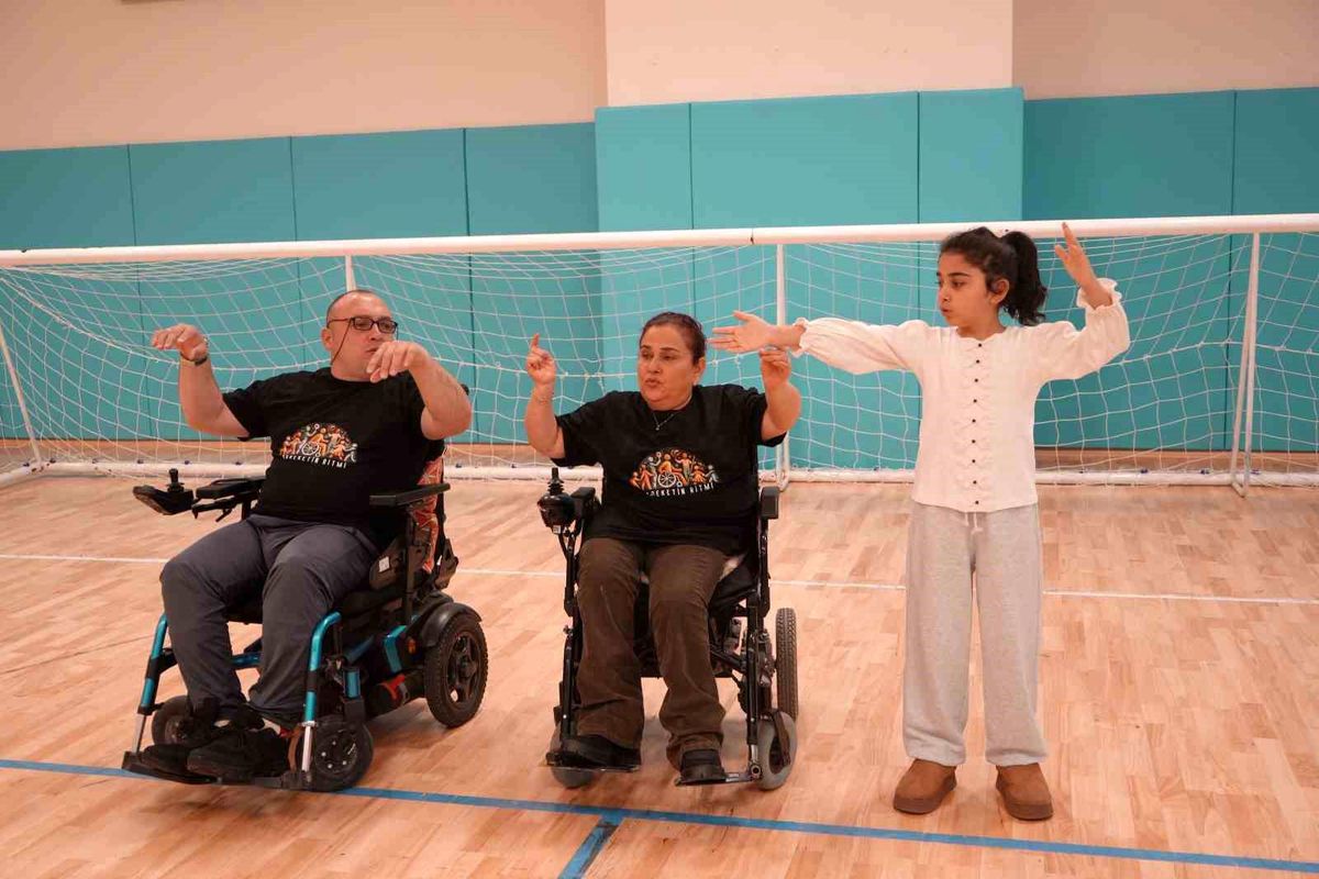 "Engellisiniz" diyenleri evlenerek, "yapamazsınız" diyenleri zeybek oynayarak susturdular