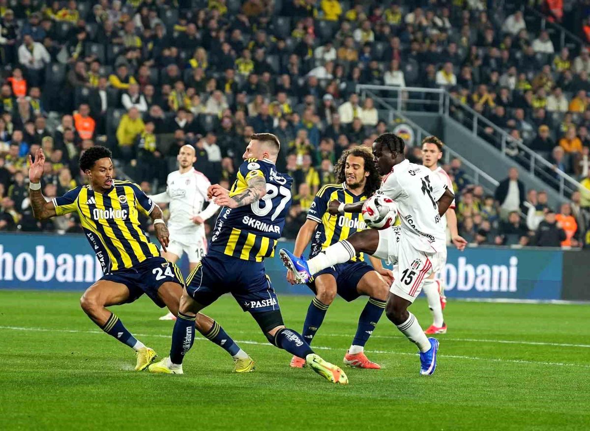 Fenerbahçe, Beşiktaş\'ı 1-0 Geçti