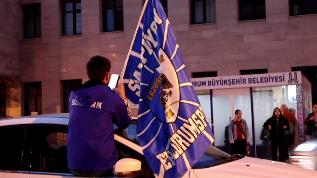 Formalarını giyip bayraklarını çıkarttılar! Şimdiden Süper Lig'e çıkacak olmanın coşkusunu yaşıyorlar